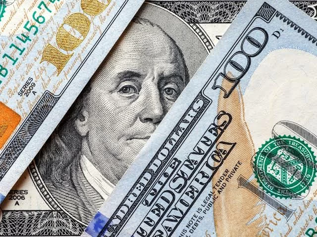 الدولار يهبط بعد تثبيت البنك المركزي الأمريكي أسعار الفائدة