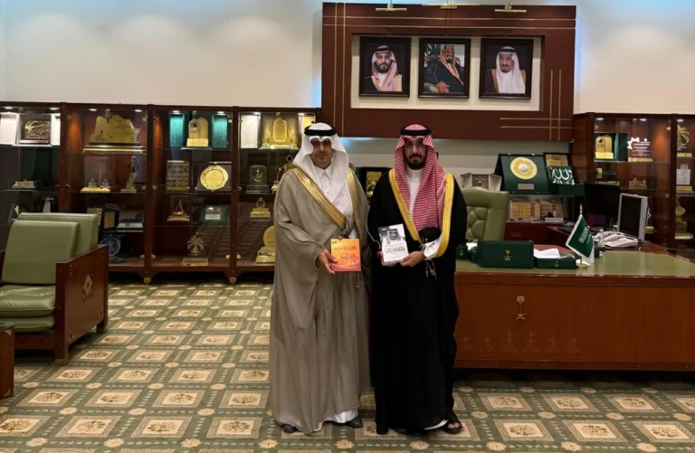 محافظ الخرج يتسلم النسخة الأولى من «تاريخ اليمامة في الشعر العربي»