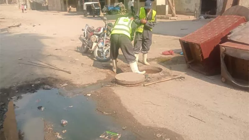 طفح مائي مجهول المصدر يحاصر الوحدة البيطرية بشرق شبرا الخيمة.. وتحرك عاجل لتحديد أسبابه