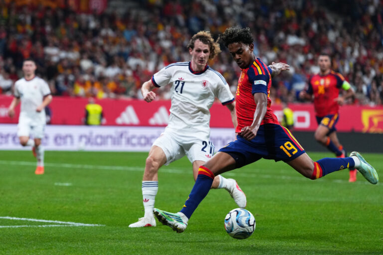 Yamal on target as Spain hold off Czech Republic