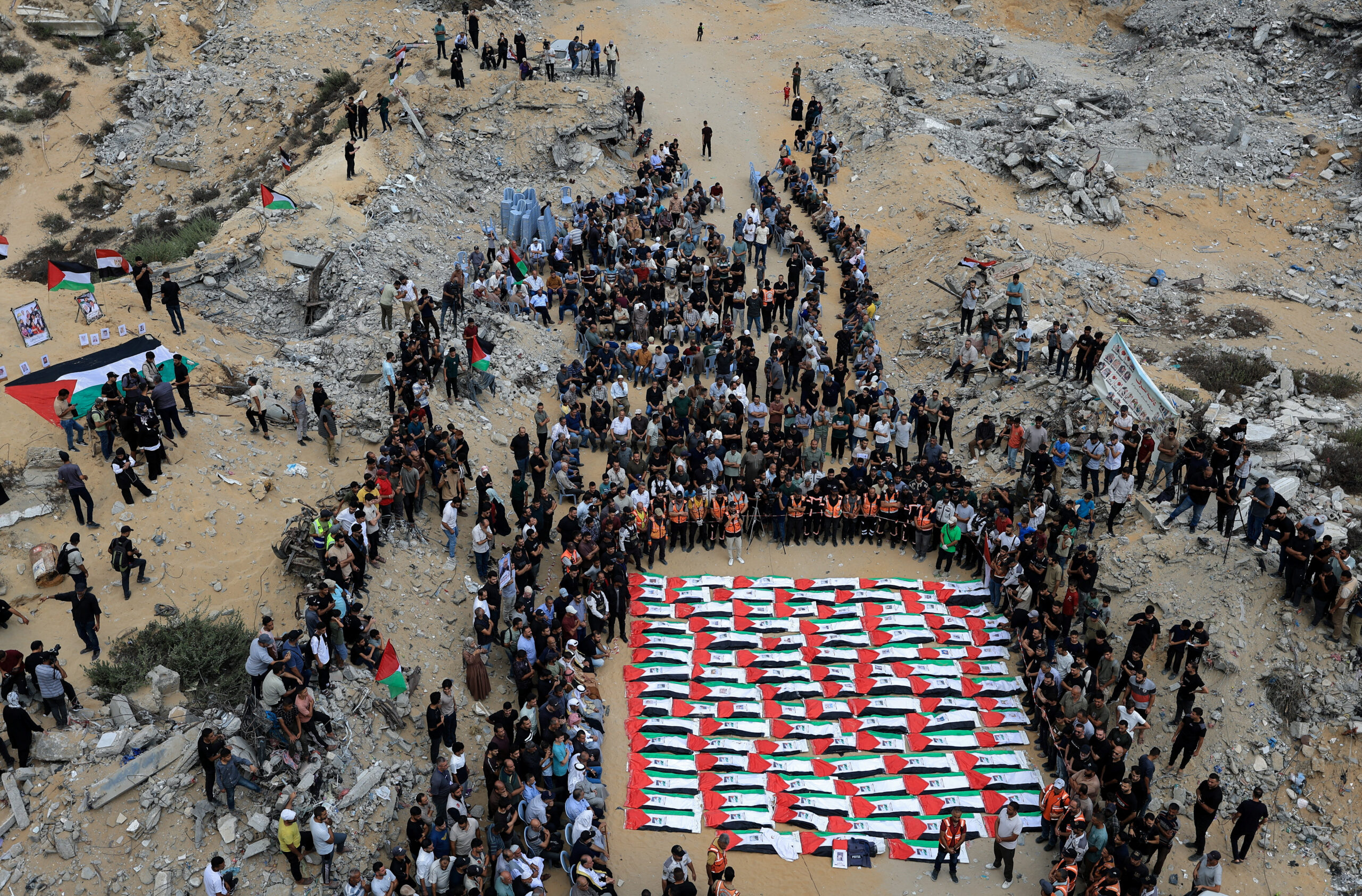 Mass funeral in Gaza: 75 victims buried as thousands remain missing