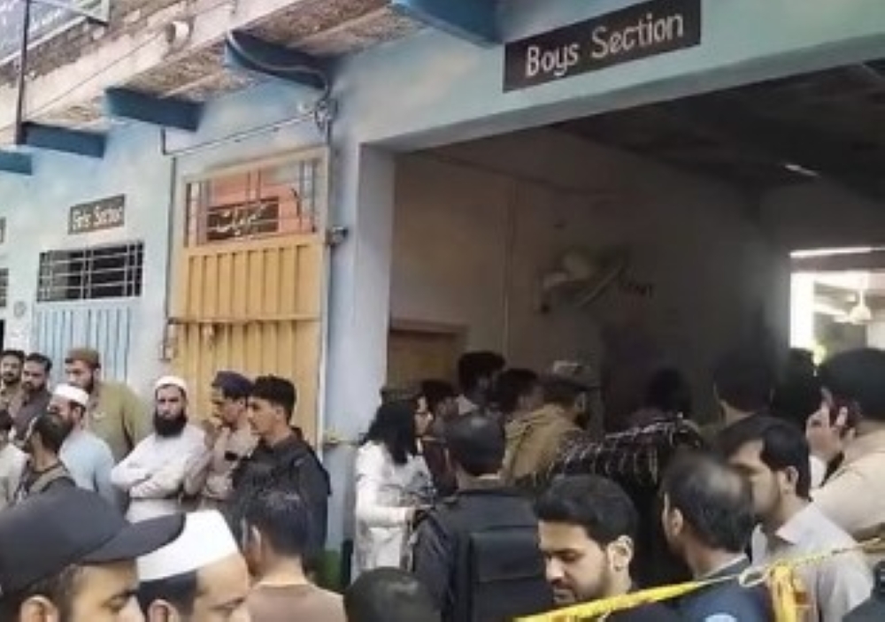 مصرع معلّم و27 طفلًا في مدينة بيشاور الباكستانية جرّاء انهيار سقف مدرسة