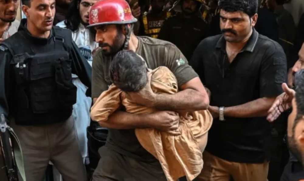 صور.. ارتفاع حصيلة ضحايا انهيار سقف مدرسة إلى 35 قتيلًا في باكستان