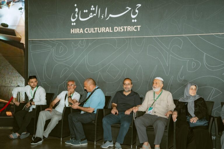 ضيوف برنامج خادم الحرمين يطّلعون على معروضات حي حراء الثقافي