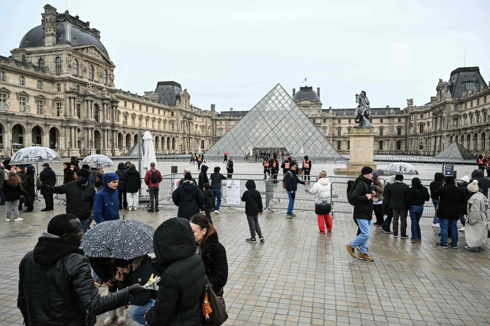 متظاهرون يقطعون مدخل متحف اللوفر في باريس