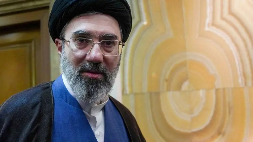 لم يعلن موعده أو مكانه.. لقاء نادر بين المرشد الإيراني ومسؤول حكومي