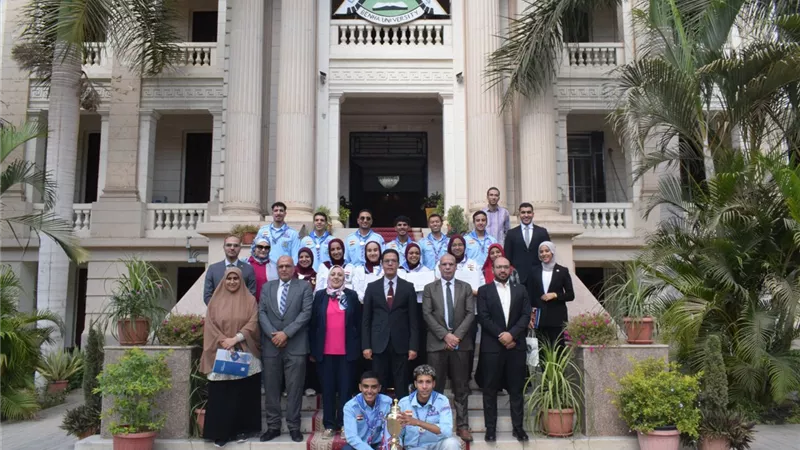 رئيس جامعة بنها يكرم أبطال أسبوع شباب الجامعات والخريجين المكرمين من الرئيس السيسي