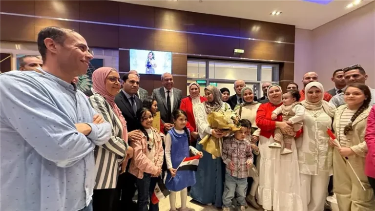 تقديرًا لإنجازها العربي.. وزير الطيران المدني يستقبل بطلة «تحدي القراءة العربي» بمطار القاهرة الدولي