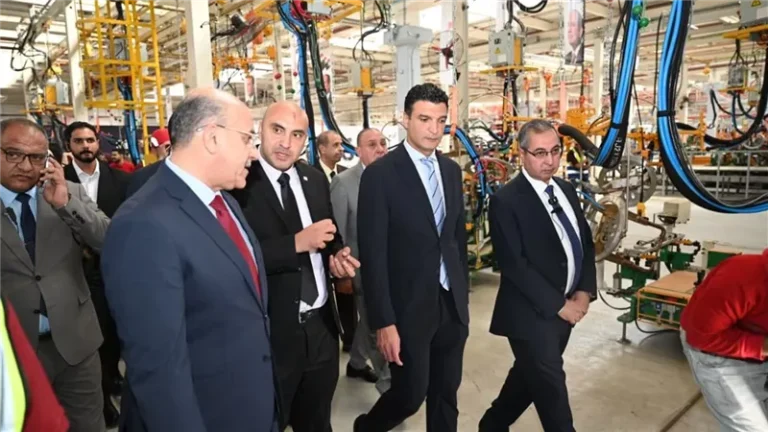 وزير الصناعة يتفقد خطوط إنتاج السيارة للتعرف على مراحل التصنيع والتكنولوجيات المستخدمة في الإنتاج