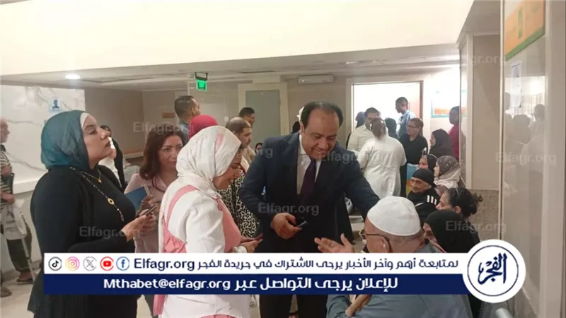 ناىب فرع هيئة الرعاية الصحية بالإسماعيلية يتفقد انتظام العمل بالمجمع الطبي ويؤكد أهمية التكامل بين الفرق الطبية والإدارية