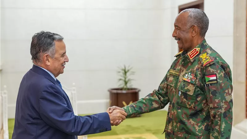 نبيل فهمي يلتقي رئيس مجلس السيادة الانتقالي السوداني في الخرطوم