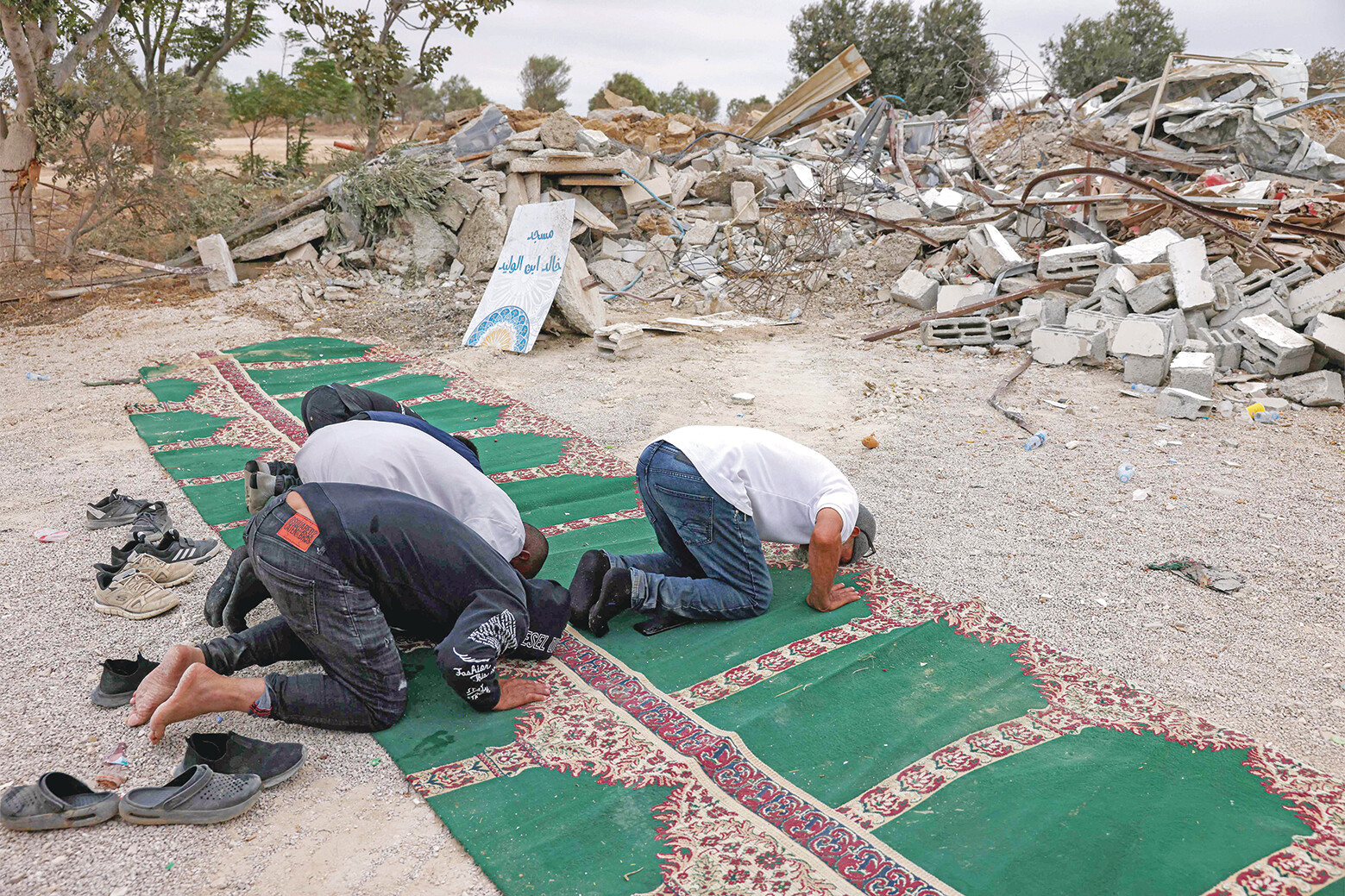 مستعمرون يقتحمون المسجد الأقصى..
 واستشهاد فلسطينيين في قصف إسرائيلي