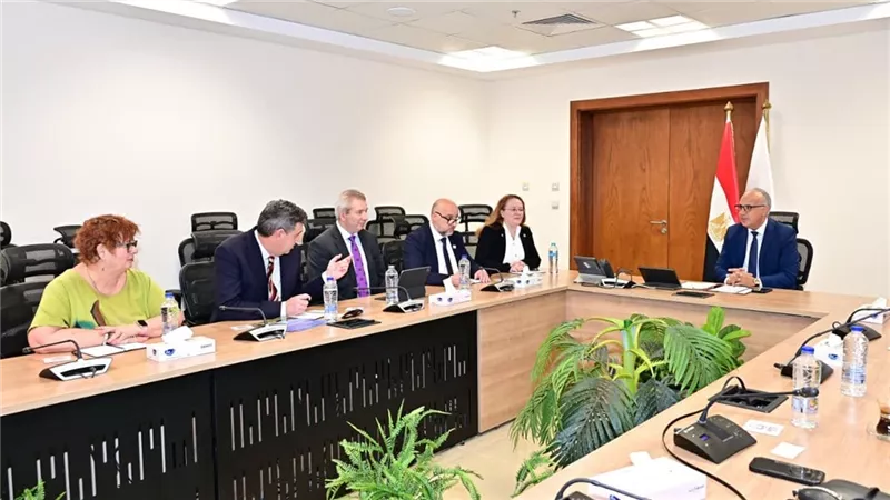 وزير الري يبحث التعاون مع جامعات بريطانية لتعزيز إدارة المياه وتحقيق الأمن الغذائي