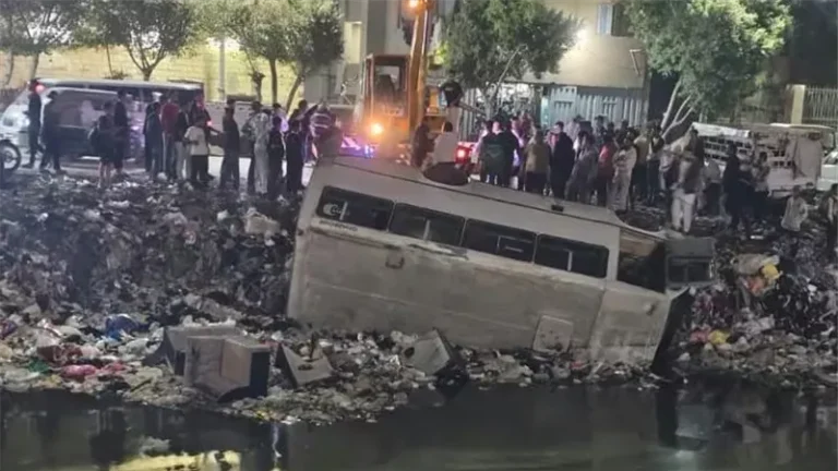 انقلاب أتوبيس في ترعة الشرقاوية بشبرا الخيمة أثناء ركنه.. والأهالي يطالبون بإقامة سور للحماية