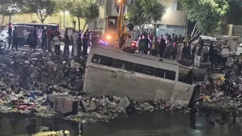 انقلاب أتوبيس في ترعة الشرقاوية بشبرا الخيمة أثناء ركنه.. والأهالي يطالبون بإقامة سور للحماية