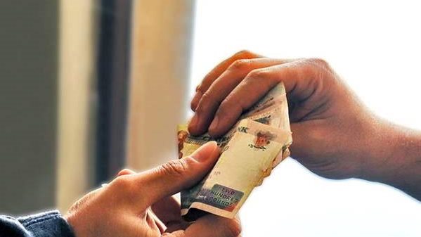 حكم إلزام الأب ابنه بالتصدق .. الإفتاء توضح
