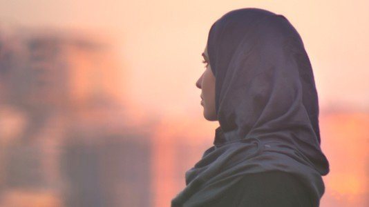 هل يجوز للمرأة مسح الحجاب بدلًا عن الرأس أثناء العمل؟.. دار الإفتاء تجيب