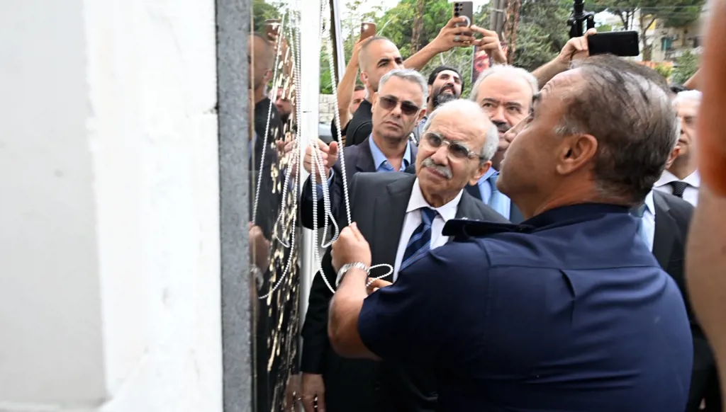 5 عند الخامسة: “حزب الله” المستفيد الأكبر من الأنباء المتضاربة… وحشد عسكري استثنائي بمحيط إيران