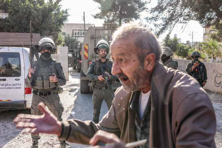 فلسطين: مستعمرون يقتحمون المسجد الأقصى.. وتشريد سبع عائلات دمرت بنايتهم السكنية