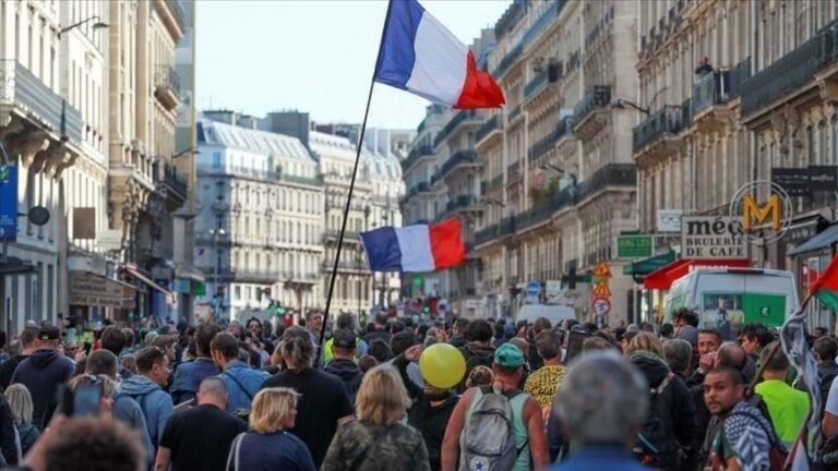 وسط أعمال السرقة والنهب.. فرنسا تعتزم نشر قوات عسكرية في الشوارع