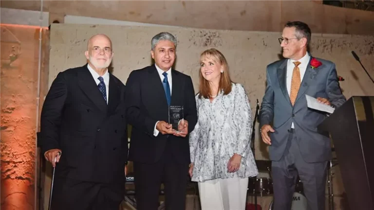وزير السياحة والآثار يتسلم جائزة الريادة العالمية من المجلس العالمي للسياحة والسفر (WTTC)