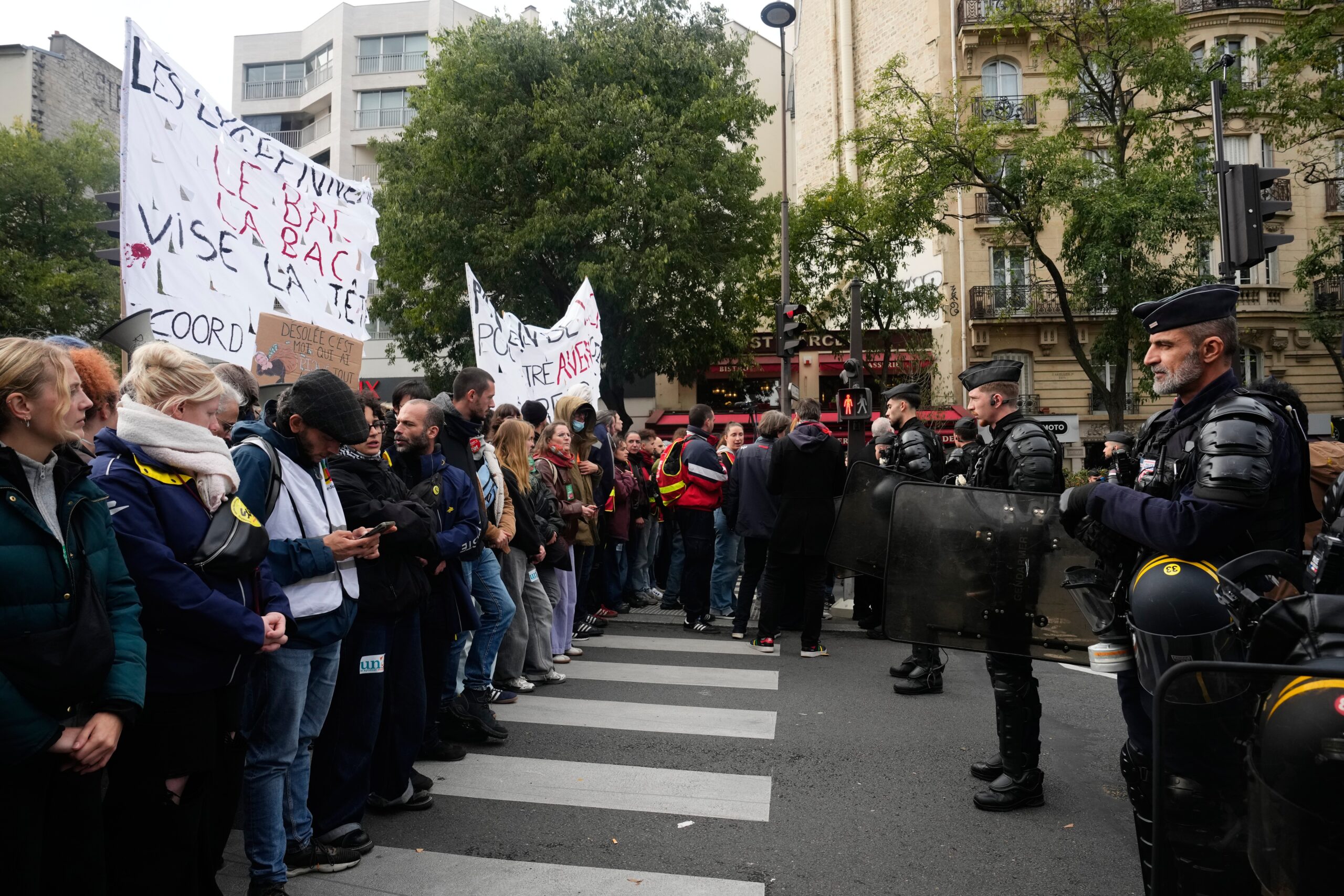 In anticipation of new protests.. Closure of companies and exhibitions in France at the beginning of the week