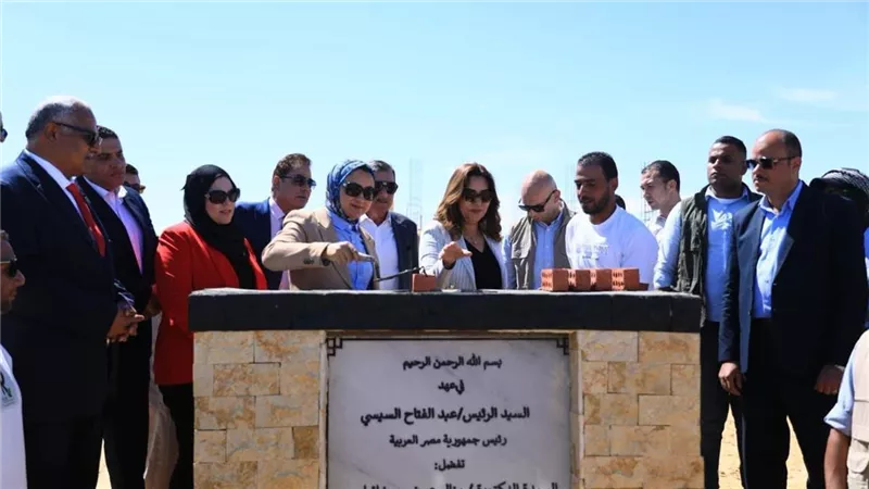 وزيرة التنمية المحلية ومحافظ الوادي الجديد تضعان حجر أساس للمجمع الرائد لصناعات التمور بواحة الشوربجي