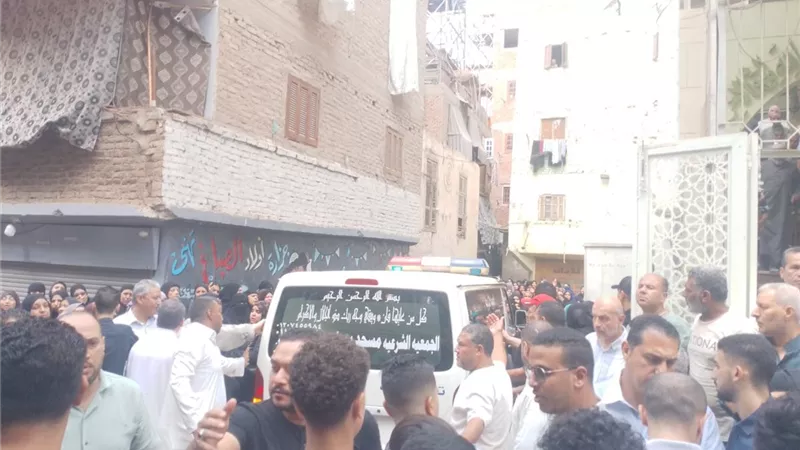 المئات يودعون عبد السلام الخضراوي في جنازة مهيبة بشبرا الخيمة ونقل جثمانه إلى مقابر بلقس