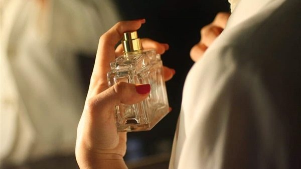 دار الإفتاء: يجوز للمرأة وضع العطر عند ذهابها للمسجد بشرط أمن الفتنة