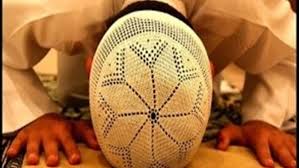 هل يجوز للمُصلي تغطية الجبهة في الصلاة فلا تمس الأرض عند السجود.. الإفتاء تجيب