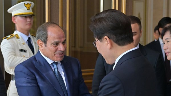 دراجة فاخرة ومرافقة جوية بـ “FA-50”.. كيف استقبلت كوريا الجنوبية الرئيس السيسي في سيول؟