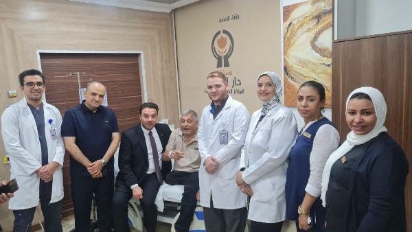 من غزة إلى دار الشفاء.. السفير الفلسطيني يطمئن على رحلة علاج الصحفي زكريا التلمس