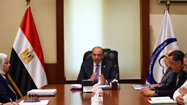 الإجتماع العاصف .. رئيس هيئة التأمين الصحي الجديد لقيادات الهيئة خدمات المواطن علي رأس الأولويات
