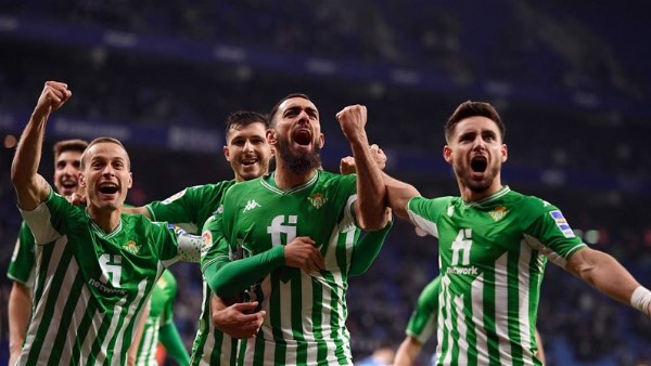 إيقاف لاعب ريال بيتيس 4 مباريات بسبب طرده أمام برشلونة