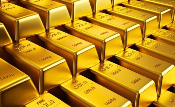 أسعار الذهب تتراجع مع تكبد خسائر للشهر الثاني على التوالي
