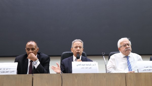 نقيب الأطباء: وقف القبول بكليات الطب دون مستشفيات جامعية العام المقبل