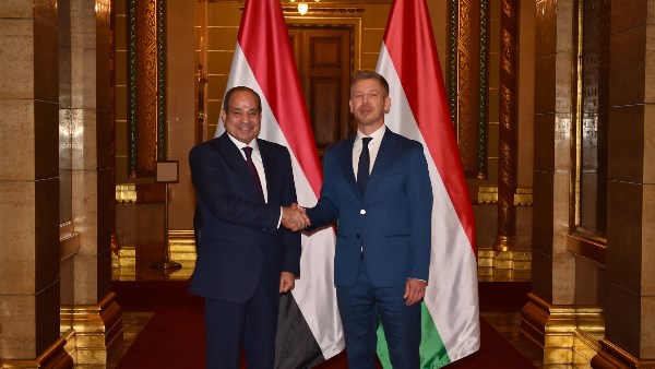 رئيس وزراء المجر يؤكد للرئيس السيسي اعتزاز بلاده بعلاقات الشراكة الإستراتيجية
