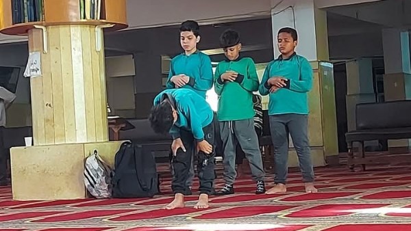 الصاحب ساحِب.. شاب يروي موقفا مؤثرا لـ4 تلاميذ دخلوا المسجد للصلاة بعد المدرسة.. بنصلي عشان ربنا