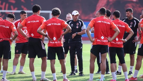 المدرب حر.. محمد العدل يدافع عن عموتة بعد استبعاد ثلاثي الأهلي