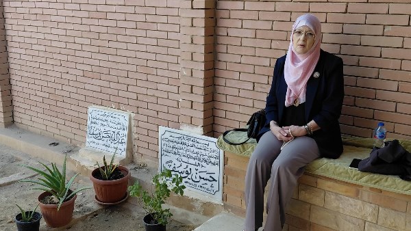 مشهد دفنهما لا يفارق ذاكرتي.. شمس البارودي أمام قبر زوجها حسن يوسف ونجلها: كلكم ستزورون المقابر