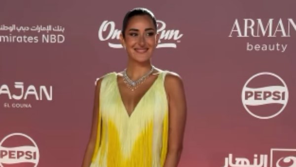 ناقد موضة يشيد بفستان أمينة خليل في ختام مهرجان الجونة.. شاهد
