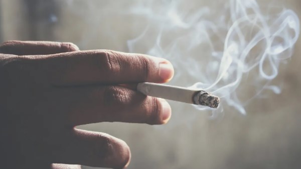 هل تلوث الهواء يسبب سرطان الرئة لغير المدخنين؟.. طبيب يفجر مفاجأة