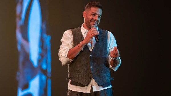 الصديري والبنطلون الواسع .. محمد حماقي يخطف الأنظار بإطلالة Smart Casual في حفل أبوظبي