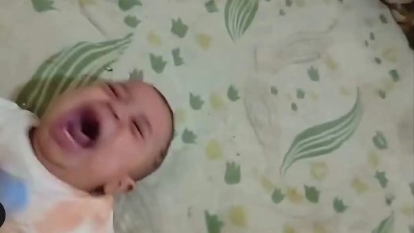 واقعة ضرب رضيع على يد سيدة.. ماذا يحدث لجسم الطـ.فل عند تعرضه للعنف؟