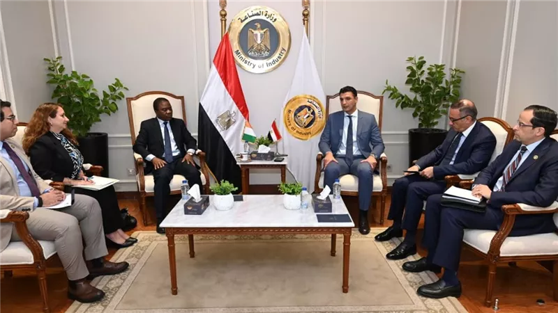 وزير الصناعة يبحث مع سفير كوت ديفوار لدى مصر سبل تعزيز التعاون الصناعي بين البلدين وزيادة الاستثمارات