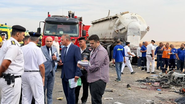 بعد مصرع 13 شخصا وإصابة 34 آخرين.. مدير أمن الفيوم يتفقد موقع حادث الصحراوي الغربي