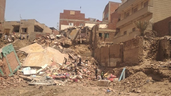خلف مسجد الشاذلية.. تفاصيل انهيار منزل قديم في سوهاج ونفوق عجل صغير