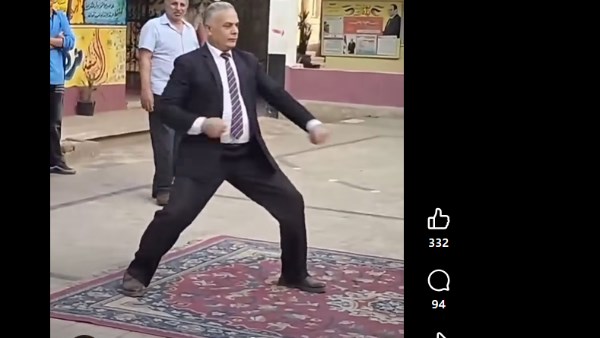 مدير مدرسة بالدقهلية يستعرض مهاراته في الفنون القتالية واللياقة البدنية أمام طلابه|صور