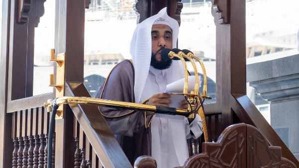 خطيب المسجد الحرام: استهداف مطار الملك خالد جريمة إرهابية وانتهاك لحرمة الأنفس