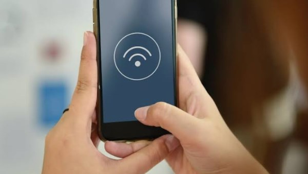 صورك وأرقامك في خطر.. خطوة إجبارية لتأمين هاتفك قبل الاتصال بالواي فاي